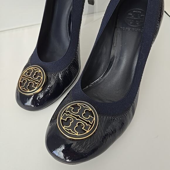 Tory Burch Navy Patent Leather Caroline Heels 8M Gold Logo Pump Elastic Top - Picture 3 of 9
